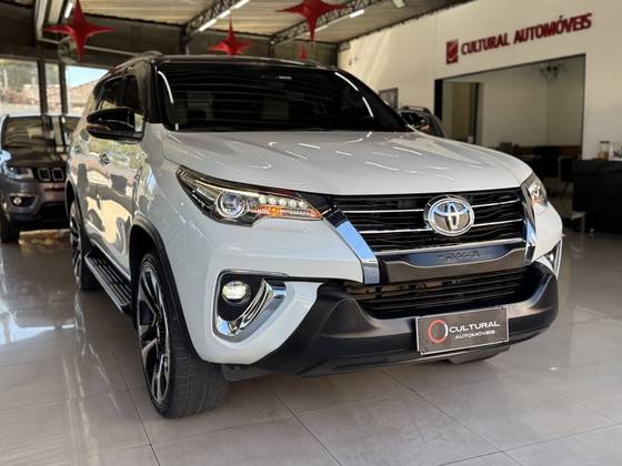 TOYOTA HILUX SW4 2.8 SRX DIAMOND 4X4 7 LUGARES 16V TURBO INTERCOOLER DIESEL 4P AUTOMÁTICO TOYOTA HILUX SW4 2.8 SRX DIAMOND 4X4 7 LUGARES 16V TURBO INTERCOOLER DIESEL 4P AUTOMÁTICO